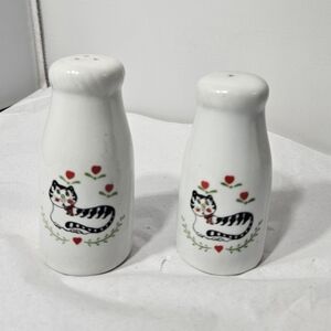 Vintage White Milk Bottle Shape Country Cat Design Salt & Pepper Shakers Set
